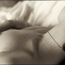 _NIK2909_m En écoutant le bruissement des draps sur sa peau...